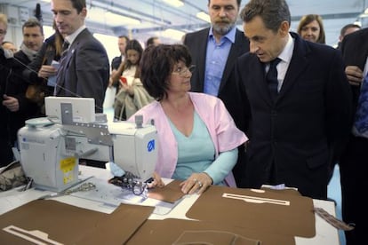 El presidente francés conversa con una trabajadora de una fábrica en Yssingeaux (centro de Francia).