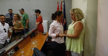 Las socialistas Cristina Moreno y Sara Hernandez en el pleno de Aranjuez.