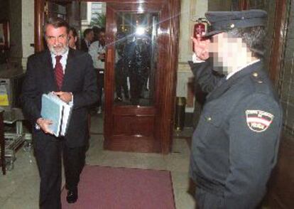 El ministro del Interior, Jaime Mayor, ayer, a su llegada al Congreso de los Diputados.