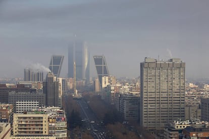 Contaminacion y niebla en la plaza Castilla de  Madrid.