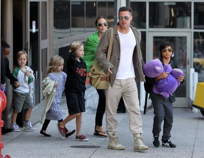 Brad Pitt y Angelina Jolie, con sus hijos en el aeropuerto de Los Ángeles en 2014.