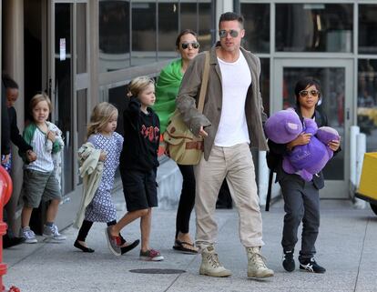 Brad Pitt y Angelina Jolie, con sus hijos en el aeropuerto de Los &Aacute;ngeles en 2014.