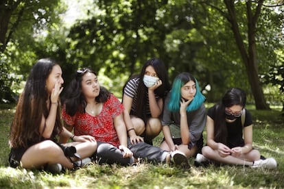 Varias jóvenes participantes de la orquesta, en el parque del Retiro. Sin mascarilla, de izquierda a derecha, la violinista colombiana Jumana Pallarés, la estadounidense Yuriko Imada y la chilena Laura Suau, que toca la viola.