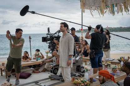 El actor y director mexicano Osvaldo Benavides durante el rodaje de 'Noche de bodas', en una playa de Oaxaca (México).