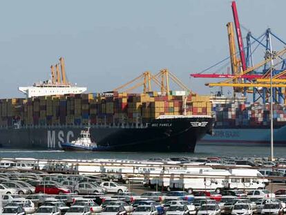 Llegada al puerto de Valencia del megabuque MSC Pamela cargado de contenedores.