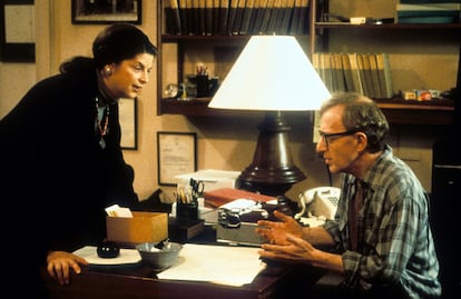 Woody Allen conversa con Kirstie Alley en una escena del largometraje 'Desmontando a Harry' de 1997.