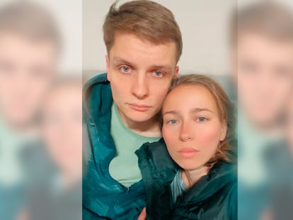 Vitaly Agilar y su mujer, Anna, al finalizar su jornada laboral de 12 horas en un hotel de Asia.