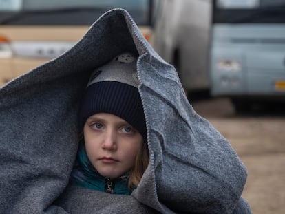 Miles de refugiados cruzan cada día la frontera de Ucrania a Moldavia por el puesto fronterizo de Palanca, situado al sur del país y que más tránsito de refugiados recibe cada día.