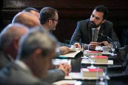 Catalan parliament speaker Roger Torrent (r) presides the meeting of the Mesa on Tuesday.