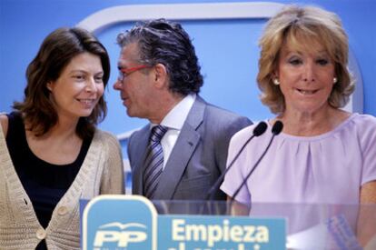 Aguirre, tras la reunión del comité de dirección del PP de Madrid. Tras ella, Lucía Figar y Francisco Granados.