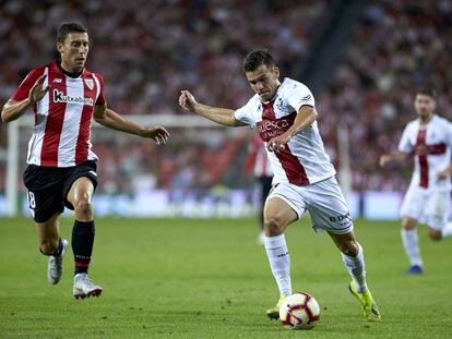 Gallar, ante De Marcos en el Athletic-Huesca (2-2).