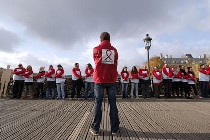 Conmemoraci&oacute;n del D&iacute;a Mundial de la Lucha Contra el Sida en el &#039;Pont des Arts&#039;, sobre el r&iacute;o Sena, en Par&iacute;s. 