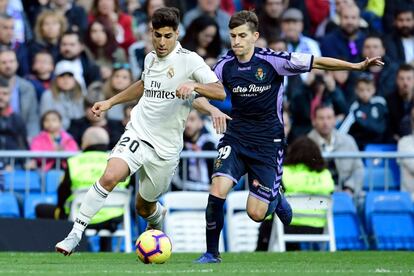 Marco Asensio (izquierda) y Toni luchan por hacerse con la pelota.