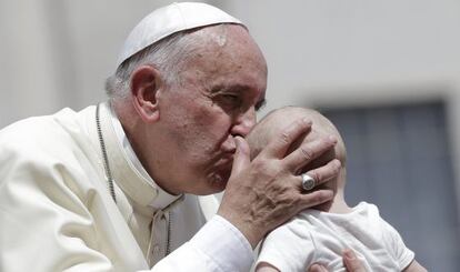 El papa Francisco besa a un beb&eacute;, el pasado 17 de junio, en el Vaticano.