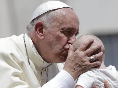 El papa Francisco besa a un beb&eacute;, el pasado 17 de junio, en el Vaticano.