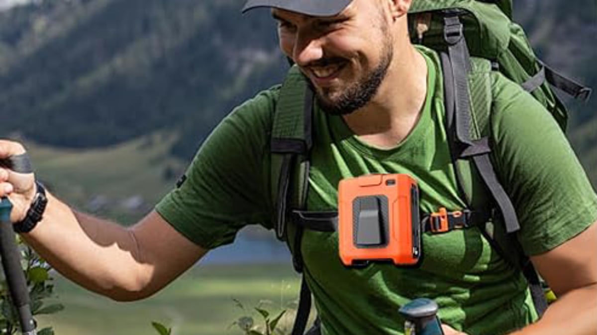 Refresca tu espalda sin cargar con nada: el mini ventilador que se engancha al pantalón