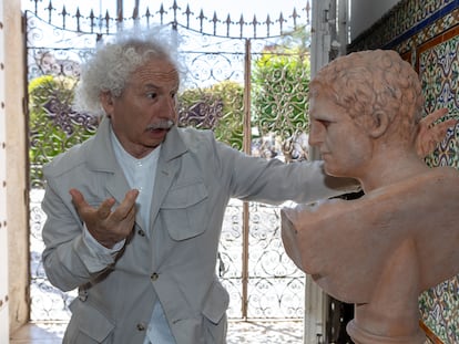 Rafael Álvarez, 'El Brujo', posa junto a un busto romano, este lunes en Mérida.