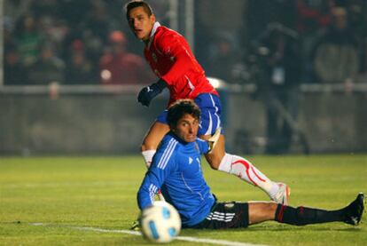 Alexis Sánchez remata ante el portero Michel en el Chile-México.