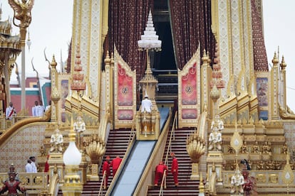 La urna del rey Bhumibol Adulyadej es llevada al Crematorio Real.