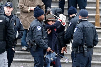 Sally Field, tras su detención en Washington el 13 de diciembre de 2019, por sus protestas contra el cambio climático.