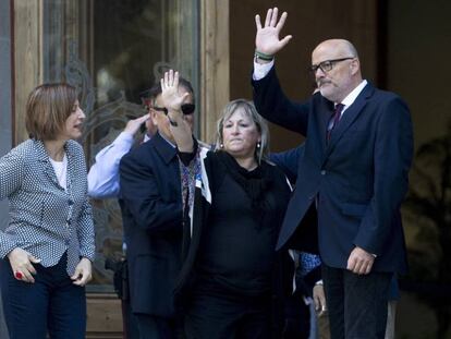 Corominas i Barrufet saluden els concentrats abans d'entrar a declarar al TSJC.