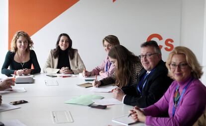 Arrimadas hoy con representantes de las asociaciones de escuela concertada.