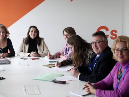 Arrimadas hoy con representantes de las asociaciones de escuela concertada.