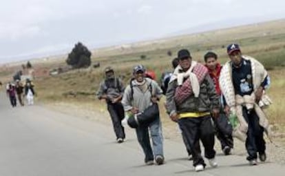 Fieles bolivianos acostumbran hacer una peregrinación hacia el Santuario de Copacabana que está a 150 kilómetros de La Paz (Bolivia), en el inicio de la celebración de la Semana Santa. EFE/Archivo