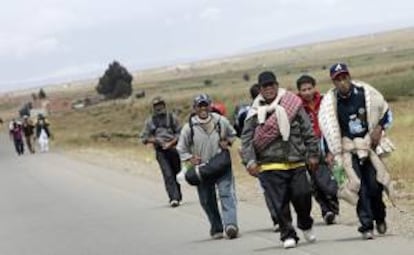 Fieles bolivianos acostumbran hacer una  peregrinación hacia el Santuario de Copacabana que está a 150 kilómetros de La Paz (Bolivia), en el inicio de la celebración de la Semana Santa. EFE/Archivo