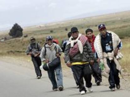 Fieles bolivianos acostumbran hacer una  peregrinación hacia el Santuario de Copacabana que está a 150 kilómetros de La Paz (Bolivia), en el inicio de la celebración de la Semana Santa. EFE/Archivo