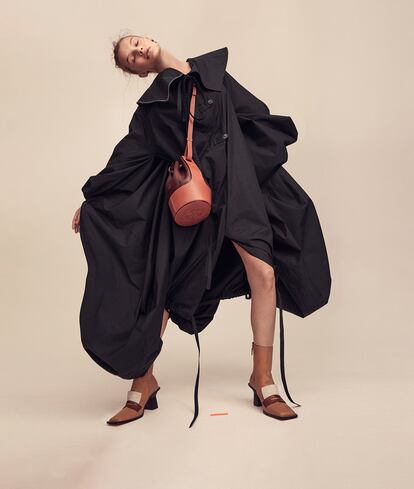 Abrigo (2.200 €), bolso Balloon (1.800 €) y botines marrones (c. p. v.), todo de LOEWE. Modelo: Kristina Grikaite (Ford Models). Maquillaje: Grace Ahn (Julian Watson Agency) para MAC Cosmetics. Peluquería: Helen Reavey (Management + Artists) para Act + Acre. Manicura: Maki Sakamoto (The Wall Group) para Essie. Técnico digital: Lea Winkler. Producción: NM Productions. Asistentes de fotografía: Ross Singer y John Griffith. Asistente de estilismo: Inés Itsaso. Asistente de maquillaje: Sena Murahashi.