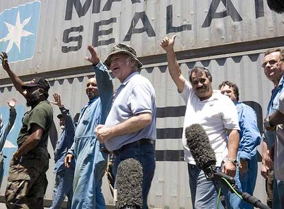 Miembros de la tripulación del <i>Maersk Alabama</i> saludan en el puerto de Mombasa (Kenia) tras dar una conferencia de prensa.