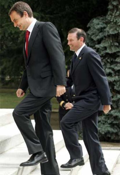 Zapatero e Ibarretxe, ayer entrando en La Moncloa.