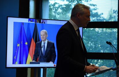 El ministro de Finanzas alemán, Olaf Scholz (en la pantalla) escucha al ministro francés de Economía, Bruno Le Maire, este miércoles durante su intervención en París.