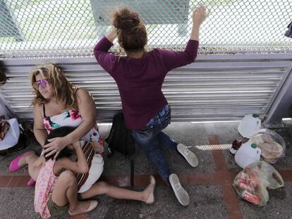 Inmigrantes de Honduras esperan para pedir asilo en Matamoros.
