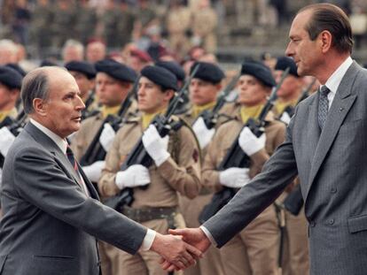 El entonces presidente francés Francois Mitterrand (izquierda) saluda al primer ministro Jacques Chirac en junio de 1987.