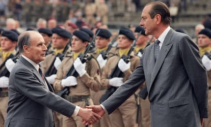 El entonces presidente francés Francois Mitterrand (izquierda) saluda al primer ministro Jacques Chirac en junio de 1987.