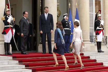 El presidente francés, François Hollande y la ministra gala de Ecología y Transporte, Ségolène Royal reciben a los Reyes.