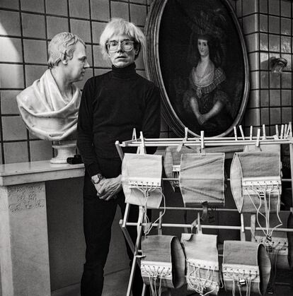 Andy Warhol posa con sus corsés en su estudio de arte The Factory, en Nueva York, en 1986.