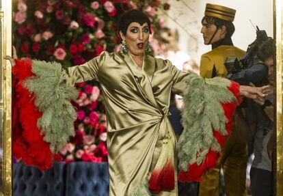 Rossy de Palma desfilando con un modelo de la colección primavera-verano 2018 de Palomo Spain.