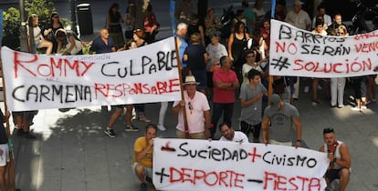 Protesta frente a la Junta municipal de Usera.