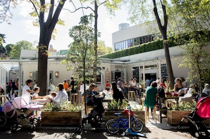 Situado en el interior del madrileño parque del Retiro, el nuevo Florida Retiro cuenta con una zona de puestos temáticos de comida informal llamada Los Kioskos, con una zona de mesas para sentarse y comer.