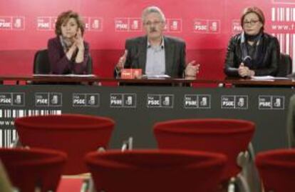 Los diputados nacionales del PSOE, María Luisa Carcedo (i), Antonio Trevin y Marivi Monteserín (d), durante la conferencia de prensa que han ofrecido hoy en Oviedo en la que han anunciado la presentación en el Congreso de una interpelación urgente.