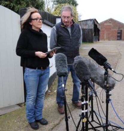 Dee Milligan-Bott y su marido, Jeremy Bott, atienden a la prensa el pasado d&iacute;a 9.