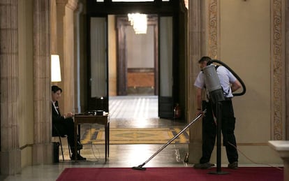 Un empleado del Parlament limpia las alfombras de la Cámara autonómica este jueves.