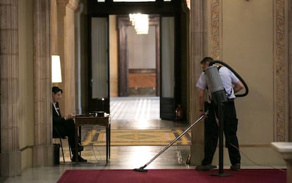 Un treballador del Parlament neteja les catifes de la Cambra aquest dijous.