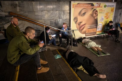 Civiles se refugian en una estación de metro durante la ofensiva rusa en la capital de Ucrania.
