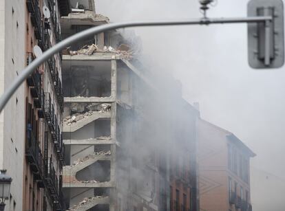 La potente explosión ha volado las cuatro plantas superiores del edificio, situado en el número 98 de la calle de Toledo, en el distrito de La Latina en Madrid. En la imagen, la parte superior del edificio afectado por la explosión.