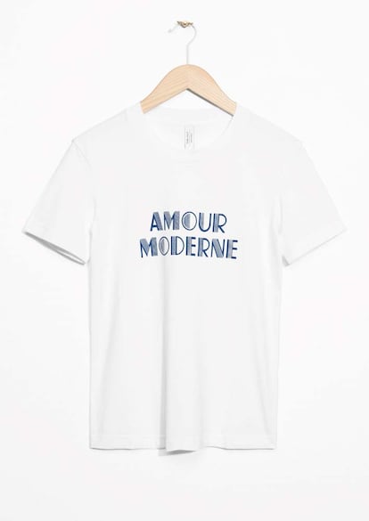 Camiseta de & Other Stories con el lema "Amour moderne". (25 euros).