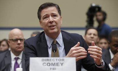 El director del FBI James Comey durante la sesi&oacute;n. 